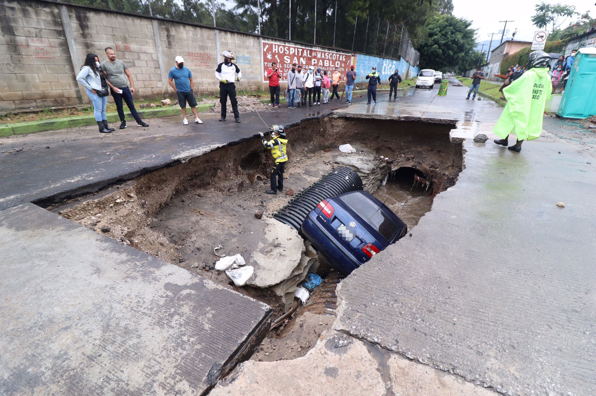 Carro cae en hundimiento en colonia Pablo VI, en Mixco