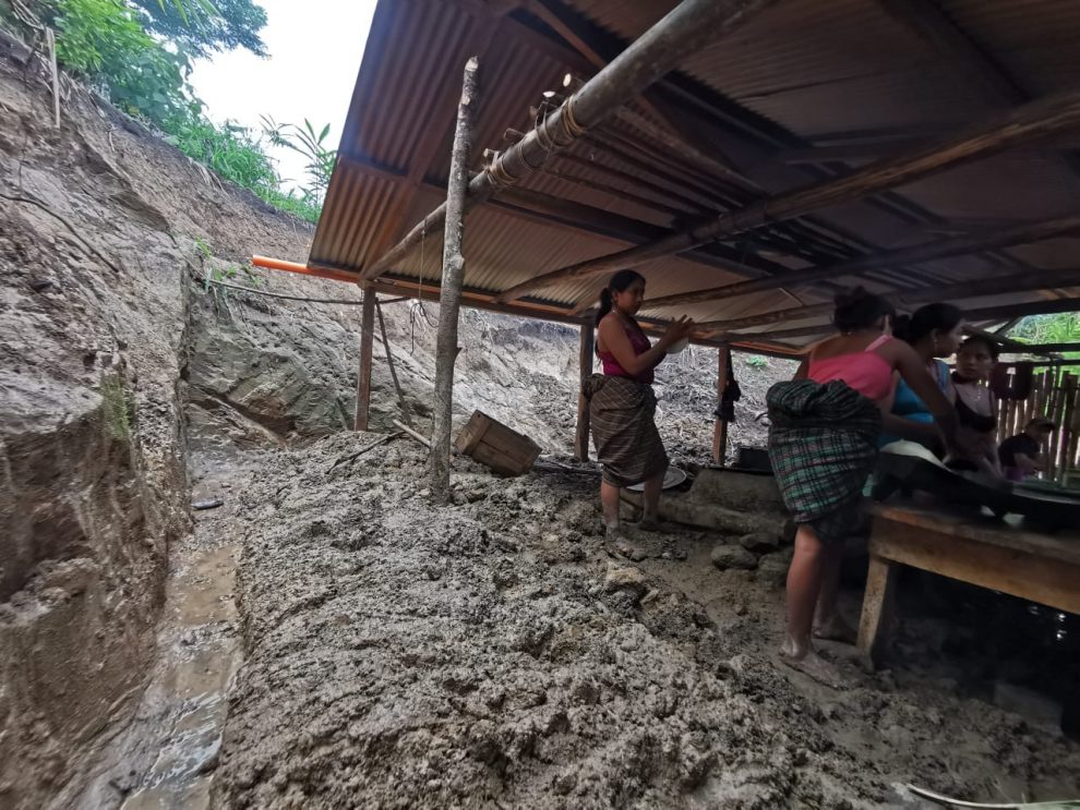 Ocurre deslizamiento de tierra tras lluvias en Alta Verapaz