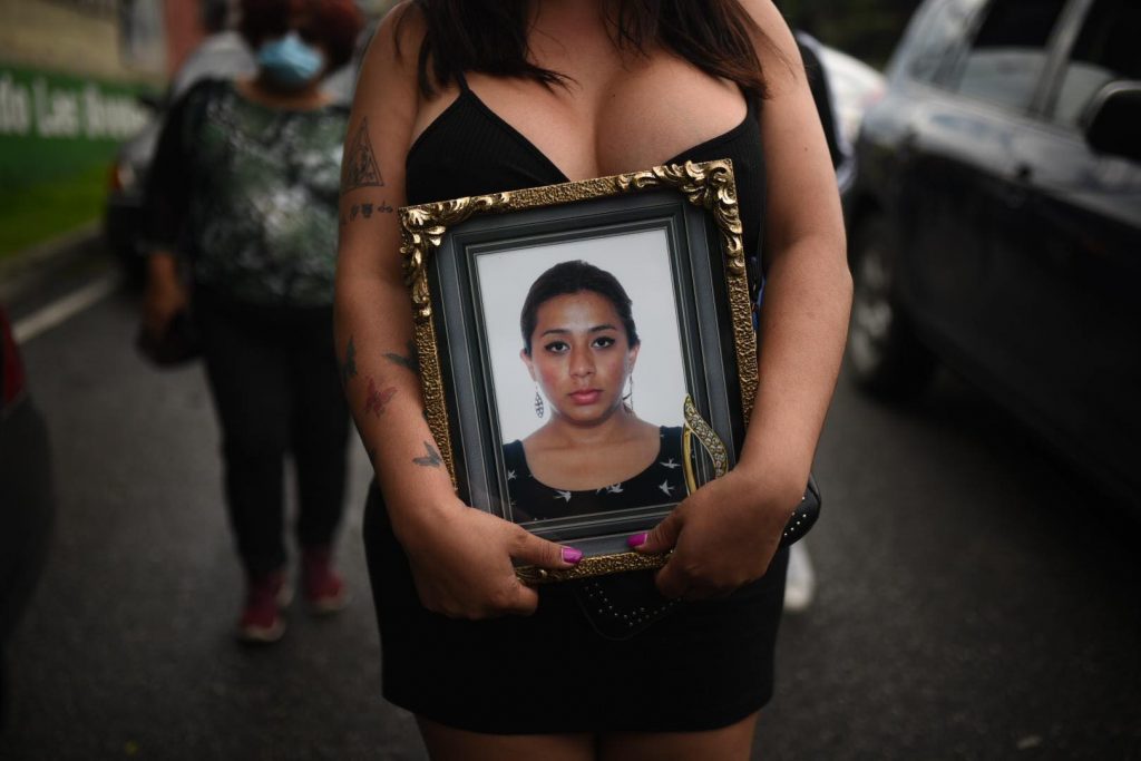 Entierran a activista Andrea González, asesinada en la zona 1