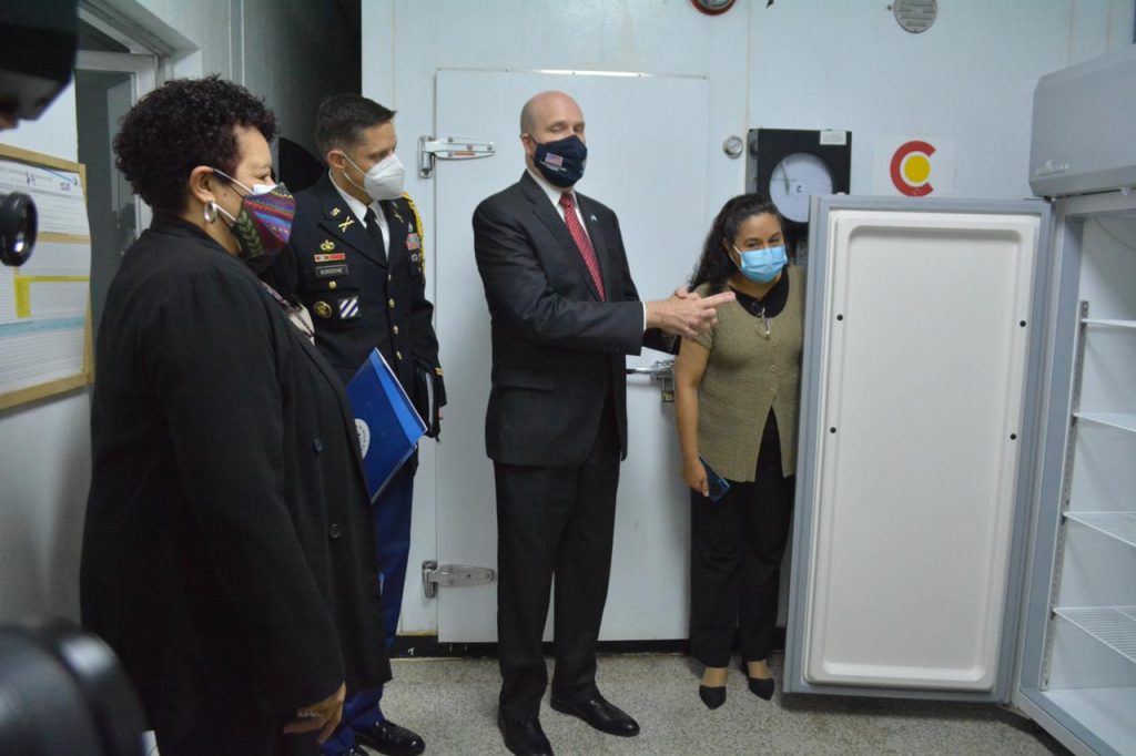 EE. UU. dona a Guatemala congeladores para almacenar vacunas