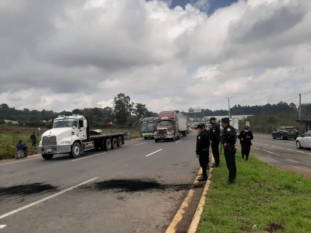Manifestantes bloquean el libramiento de Chimaltenango