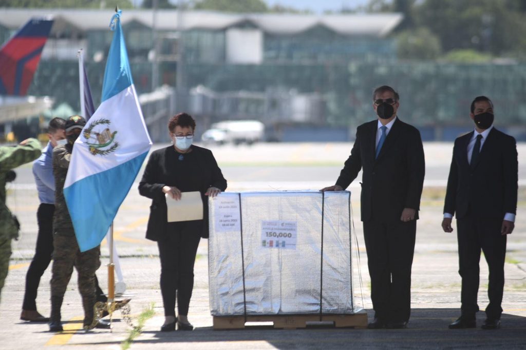 Guatemala recibe 150 mil dosis contra Covid-19 donadas por México