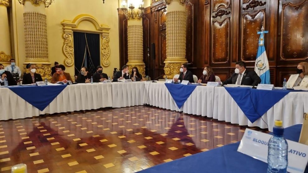 reunión de diputados y ministros en el Palacio Nacional por ley de vacunas
