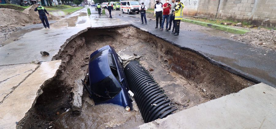 Vehículo cae en agujero en colonia Pablo Sexto