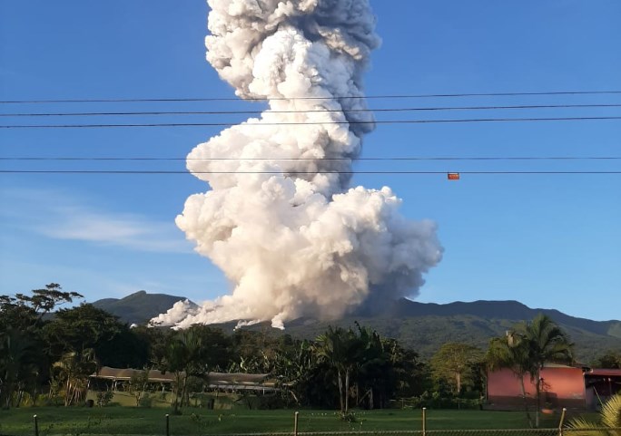 Volcán Rincón de la Vieja, en Costa Rica, hace erupción