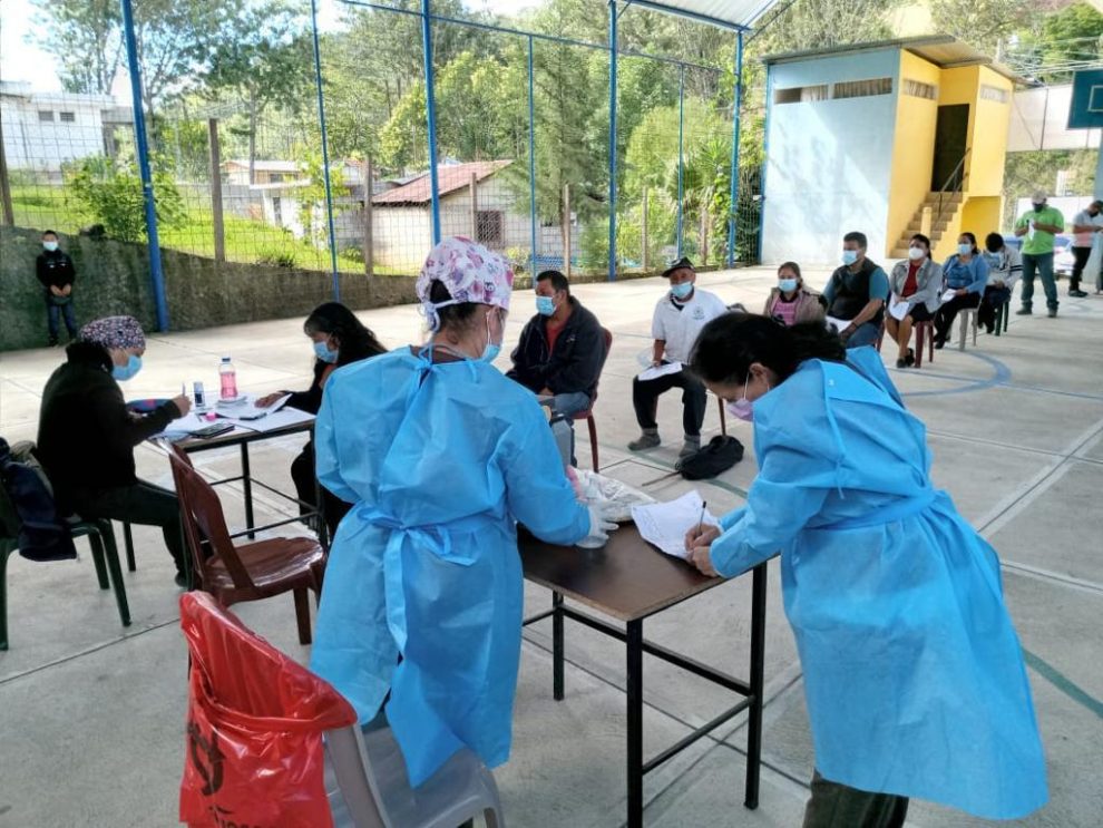 Vacunación contra el nuevo coronavirus en Guatemala. COVID-19.