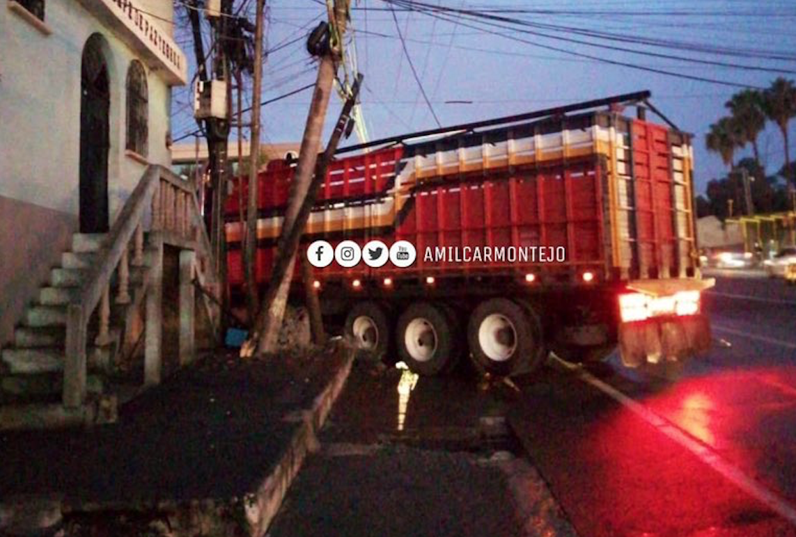 Camión colisiona contra postes y cabina de telefonía en zona 17