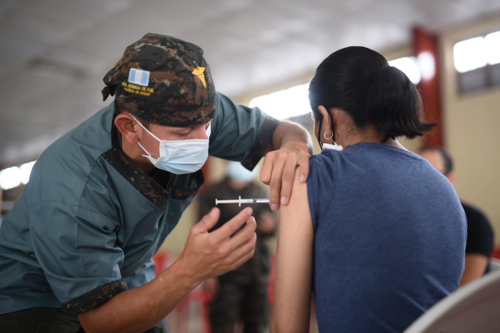 puestos de vacunación contra Covid-19 en Guardia de Honor, Ejército