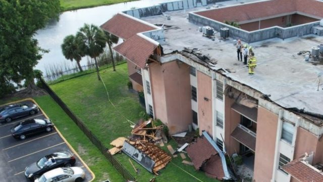 Colapsa parte del techo de un edificio en Miami