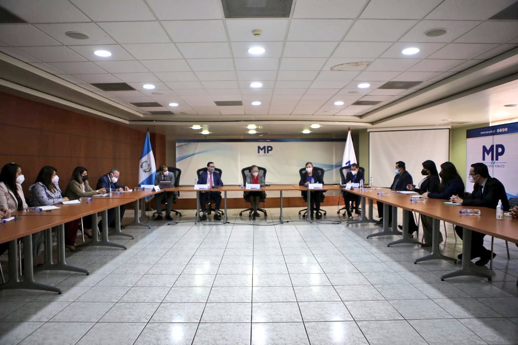 fiscal general, Consuelo Porras, se reúne con personal de la FECI