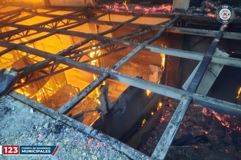 Se registra incendio en fábrica de colchones ubicada en Mixco