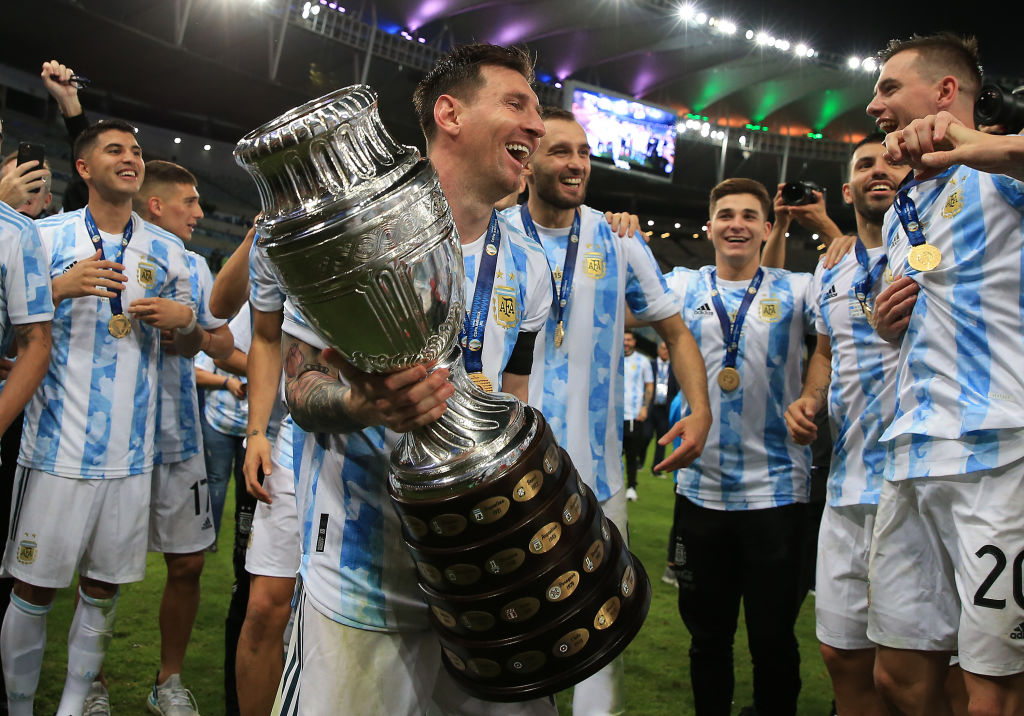 Lionel Messi celebra con el trofeo de Copa América
