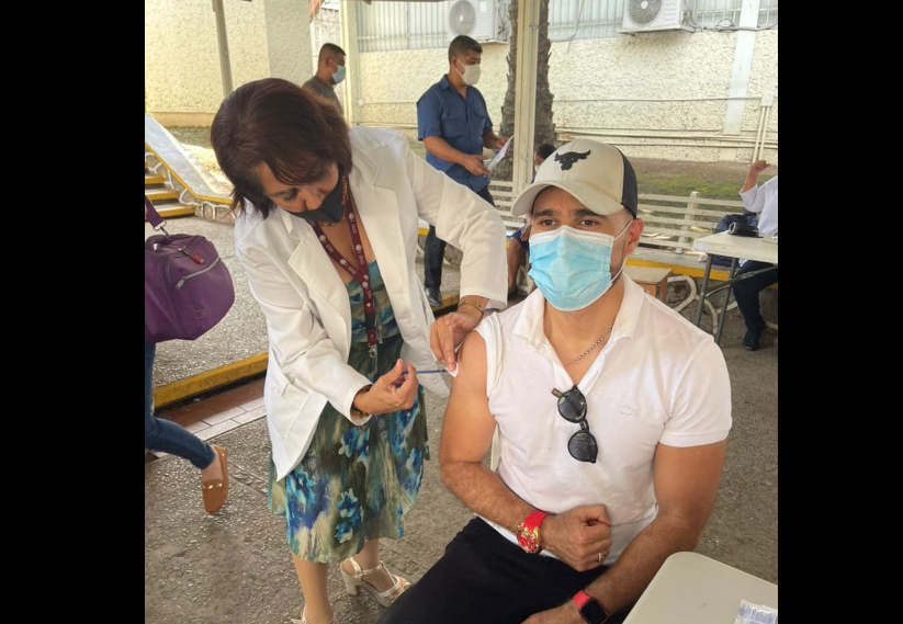 Alcalde Neto Bran se vacuna contra el Covid-19 en México