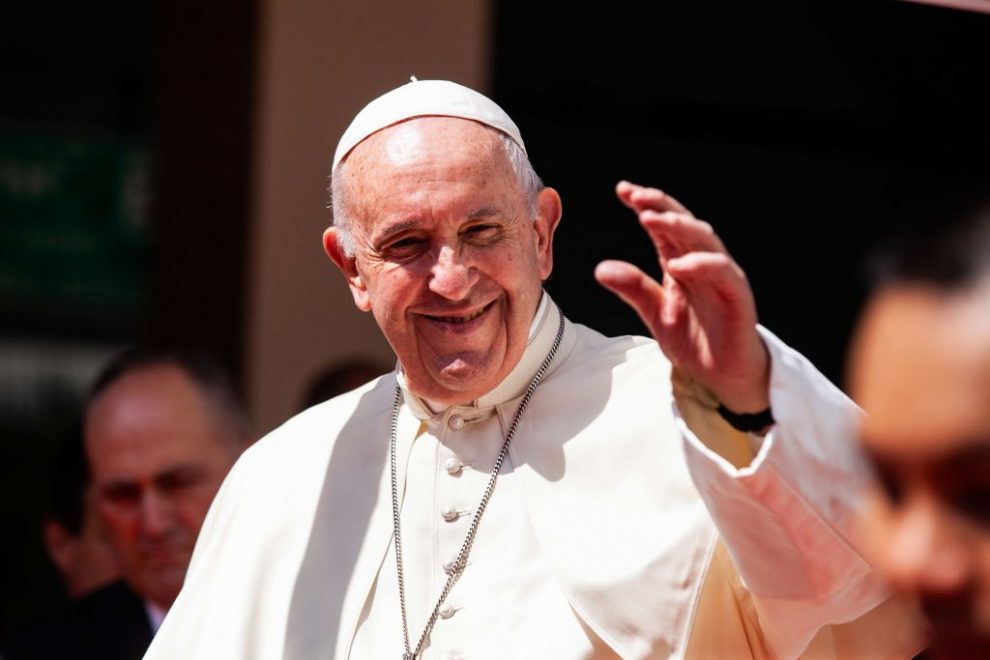 Papa Francisco saludando