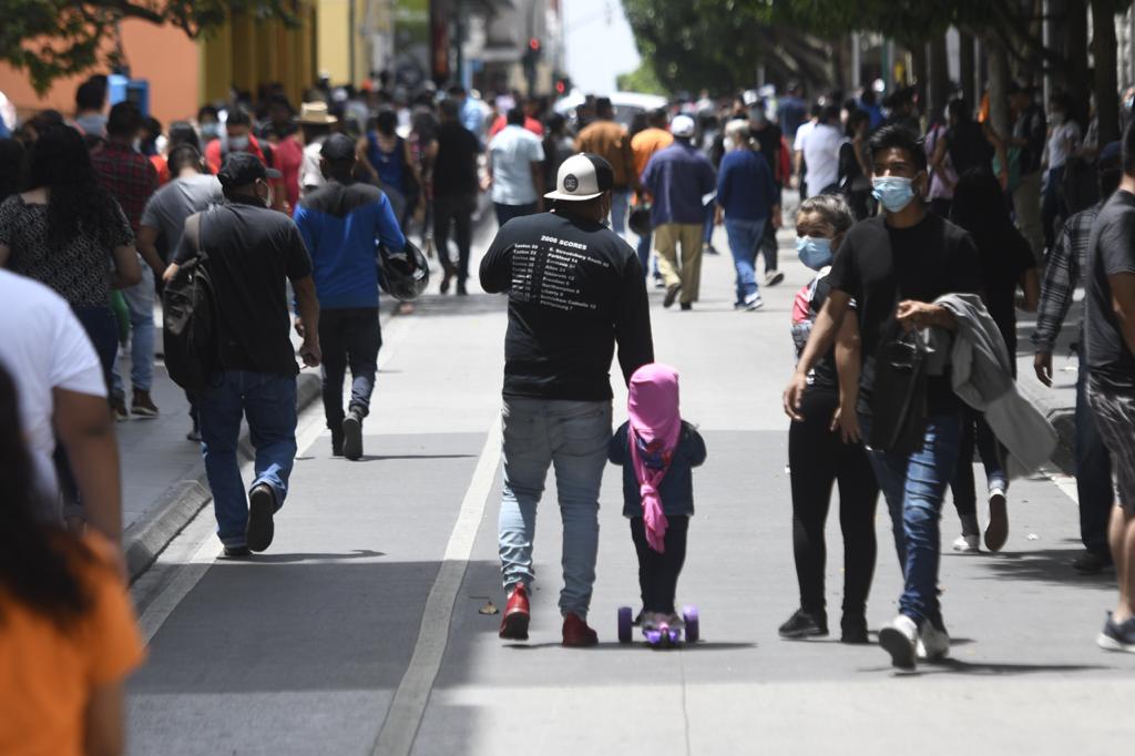 Guatemaltecos abarrotan el Paseo de la Sexta