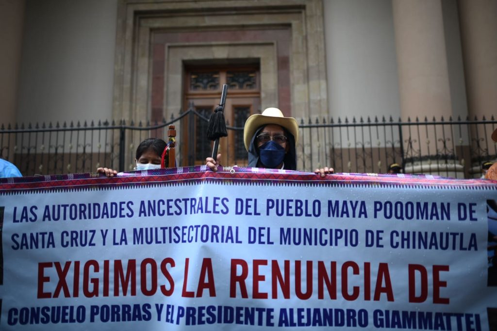Manifestantes exigen renuncia de Alejandro Giammattei, presidente, y de María Consuelo Porras Argueta, fiscal general.
