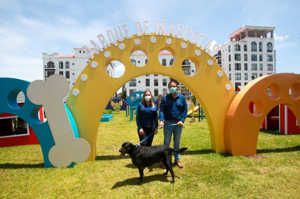 Inauguran divertido parque para mascotas al aire libre