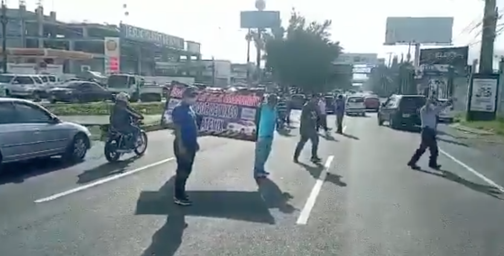 Conductores de taxis y demás transportistas bloquean carreteras