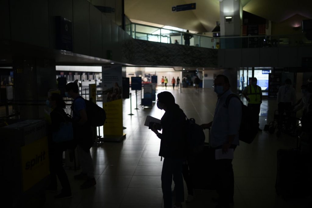 aeropuerto internacional La Aurora, viajeros deben tramitar salvoconducto para transitar durante toque de queda