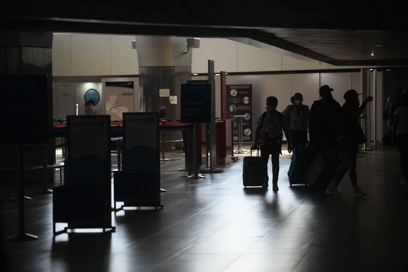 Servicio irregular de energ a el ctrica en el aeropuerto por