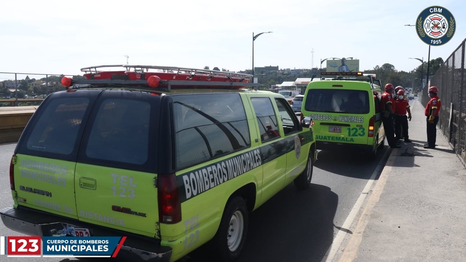 Socorristas rescatan a jóvenes en el puente el Incienso