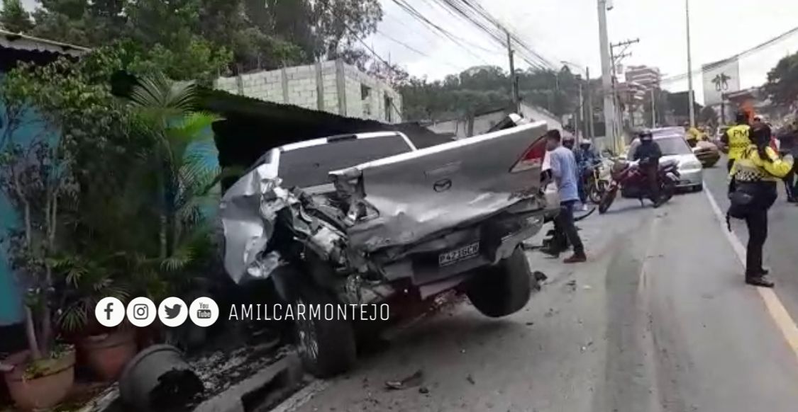 accidente de camión y varios vehículos en zona 10