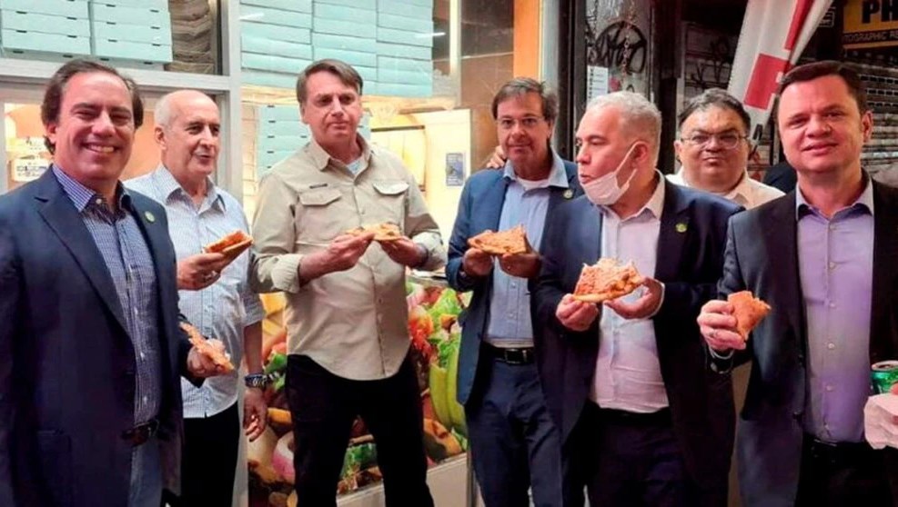 jJair Bolsonaro comiendo pizza en una calle de Nueva York