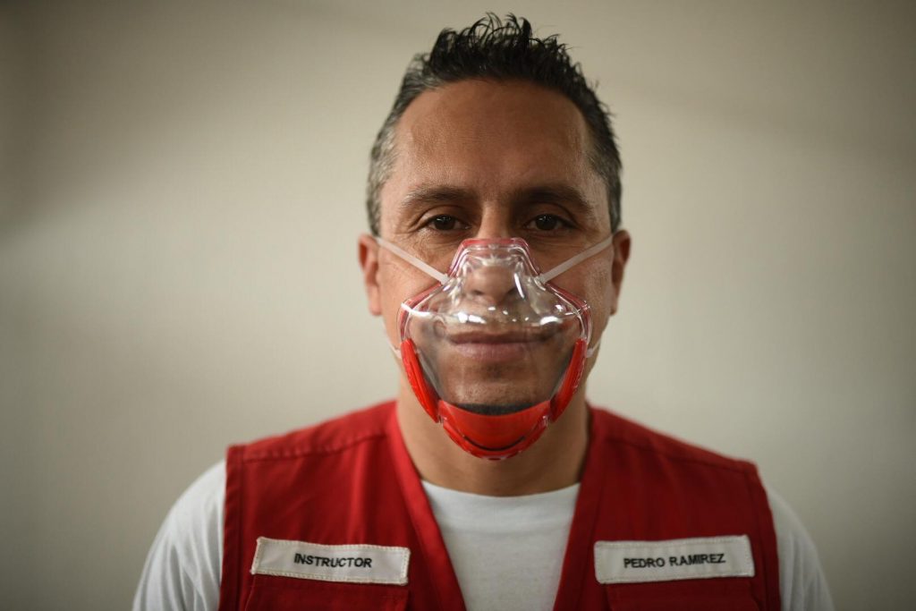 Voluntarios de la Cruz Roja Guatemalteca utilizan mascarillas inclusivas