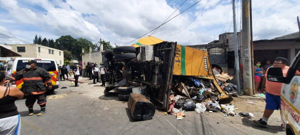 Camión recolector choca contra mototaxi y vivienda en zona 18