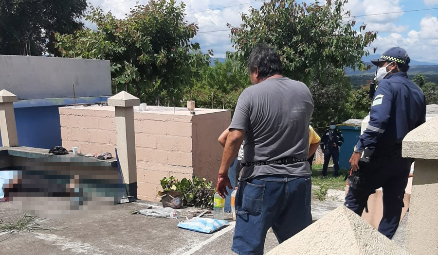 Mujer es asesinada en cementerio de Monjas, Jalapa