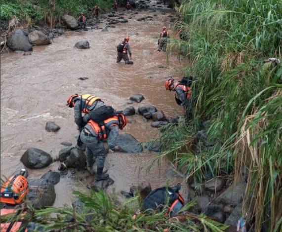 Continúa búsqueda niña de tres años que cayó a río en Suchitepéquez