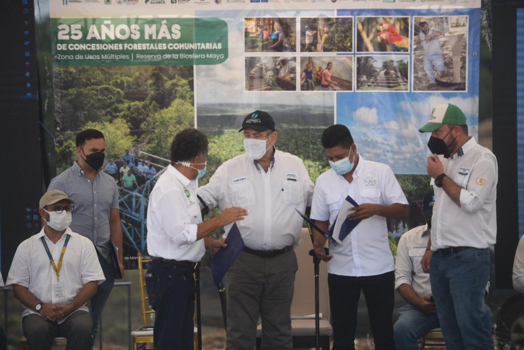 Presidente Alejandro Giammattei entrega contratos de prórroga de concesiones forestales