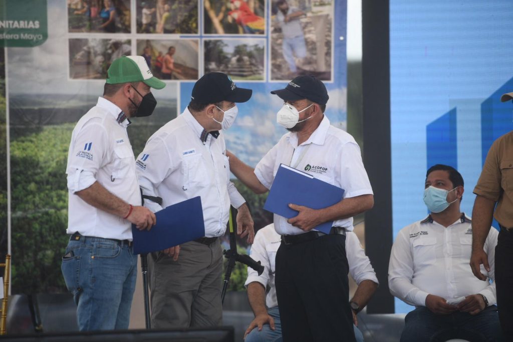 Presidente Alejandro Giammattei entrega contratos de prórroga de concesiones forestales