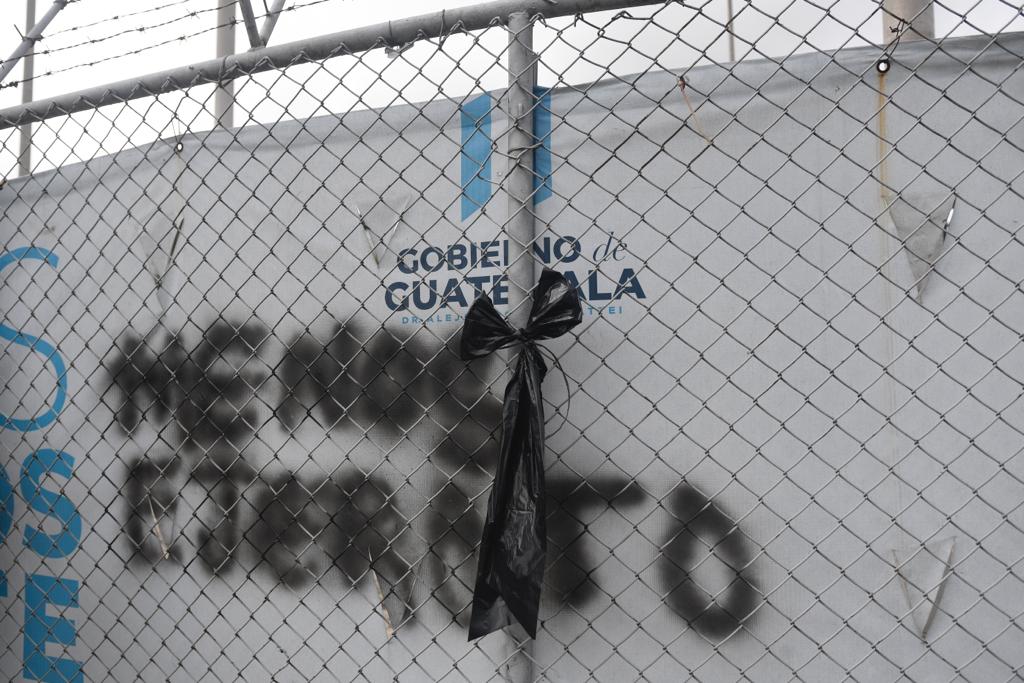 manifestantes colocan moñas negras en el hospital temporal del Parque de la Industria
