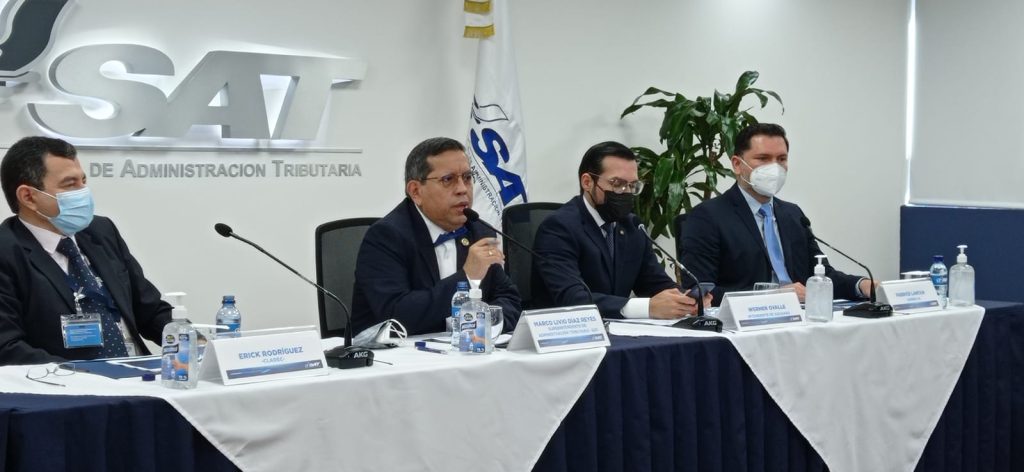 Marco Livio Díaz, jefe de la SAT, en conferencia sobre irregularidades en courier
