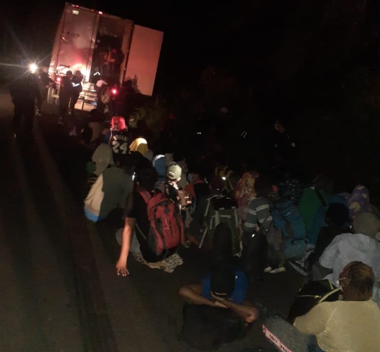 rescatan a migrantes de Haití abandonados en contenedor en Escuintla
