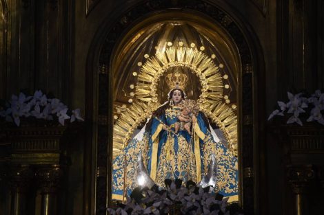 Feligreses conmemoran a la Virgen del Rosario en la iglesia Santo Domingo