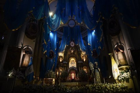 Feligreses conmemoran a la Virgen del Rosario en la iglesia Santo Domingo