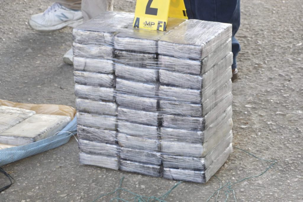 Localizan cocaína y capturan a seis personas en operativo en Petén