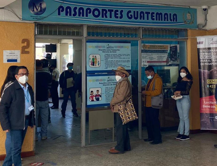 Operativo en el Centro de Emisión de Pasaportes en Quetzaltenango