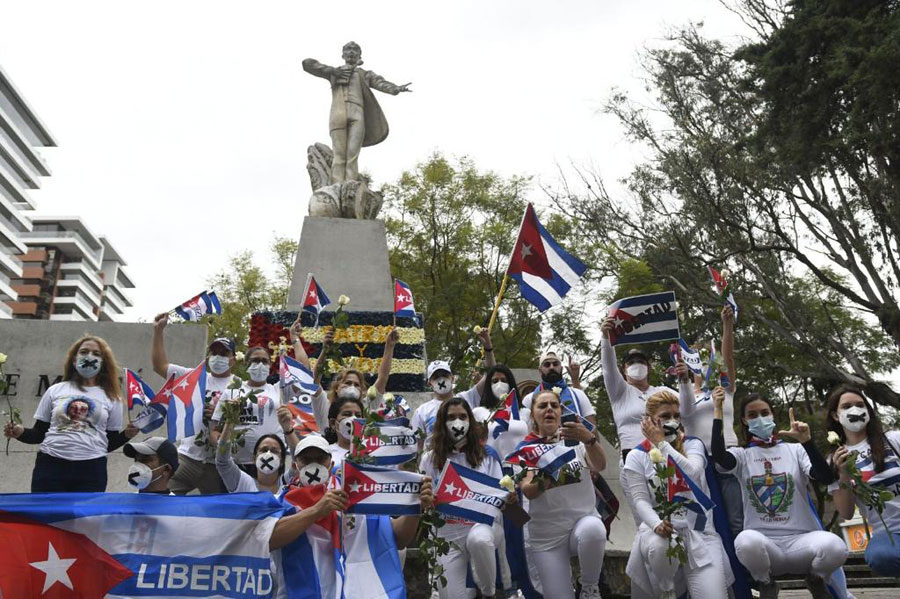 Protesta de cubanos en el monumento a José Martí
