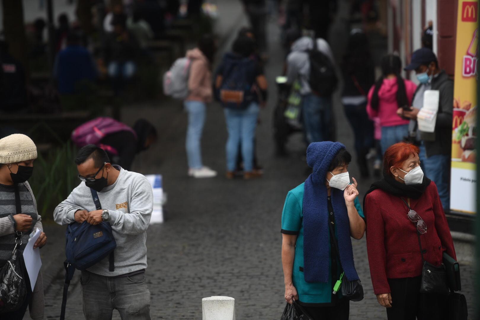 personas caminan en el Paseo de la Sexta en temporada de frío y bajas temperaturas