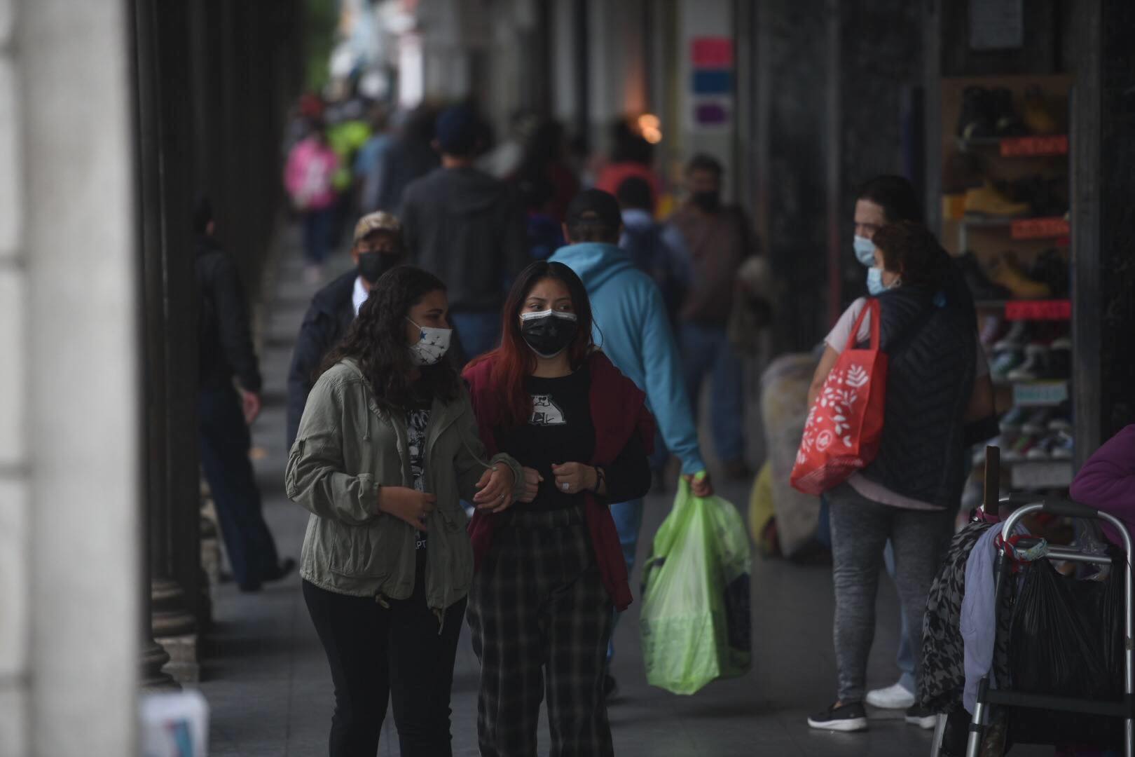 personas caminan en el Paseo de la Sexta en temporada de frío y bajas temperaturas