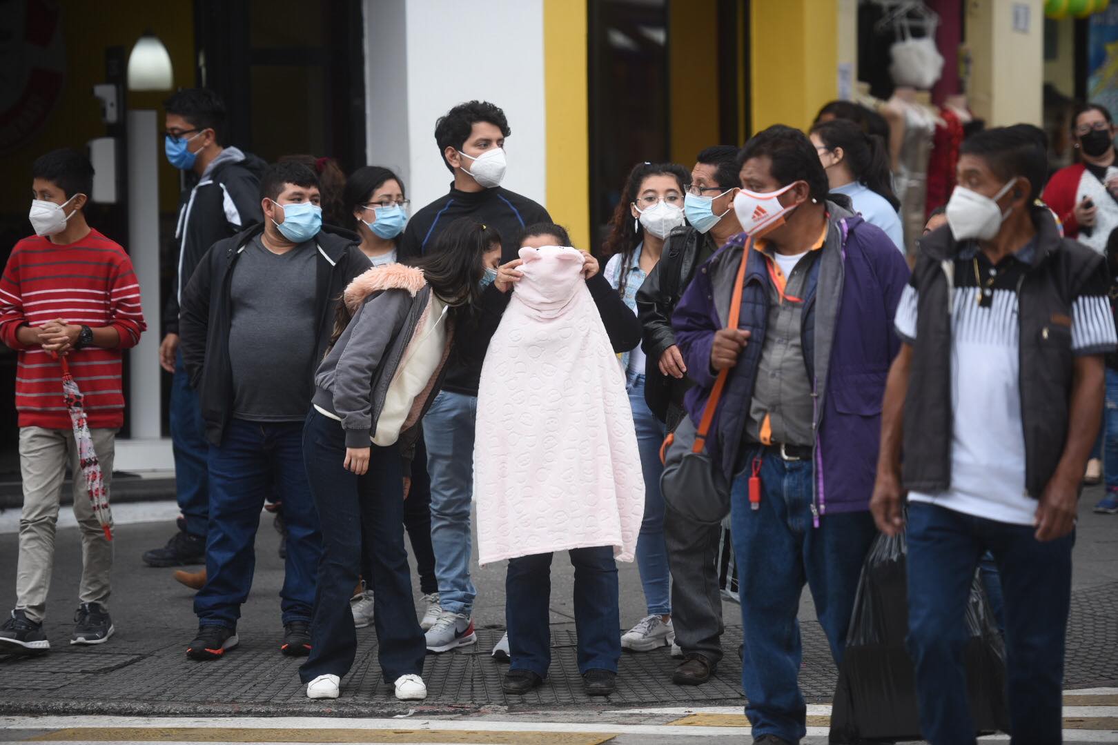 personas caminan en el Paseo de la Sexta en temporada de frío y bajas temperaturas