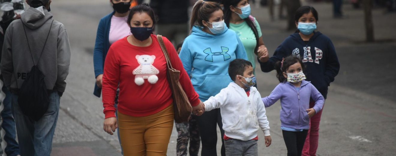 personas caminan en el Paseo de la Sexta en temporada de frío y bajas temperaturas