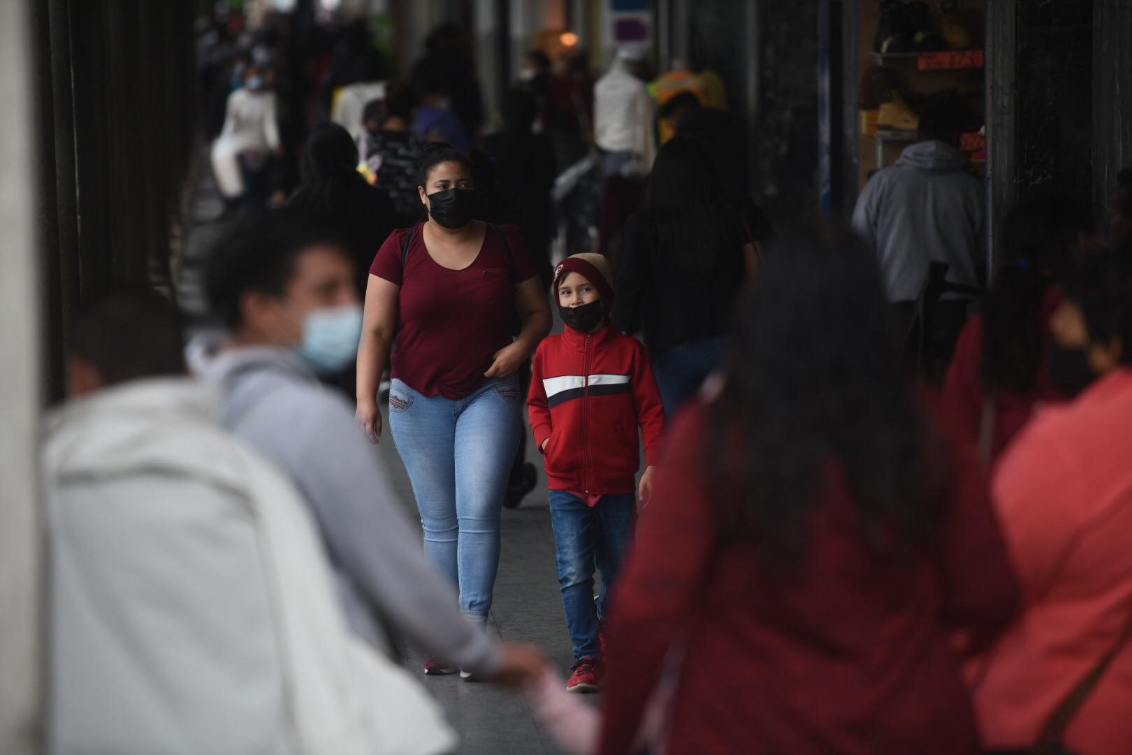 personas caminan en el Paseo de la Sexta en temporada de frío y bajas temperaturas