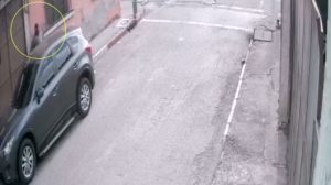 Hombre lleva por la fuerza a menor de edad a un vehículo