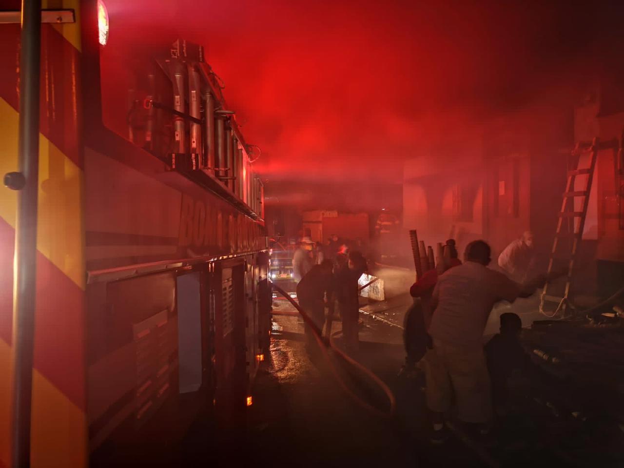 incendio en bodega en El Milagro, zona 6 de Mixco