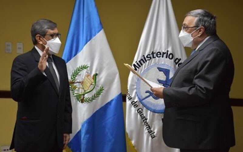 Jorge Francisco Meneses asume como viceministro de Hospitales