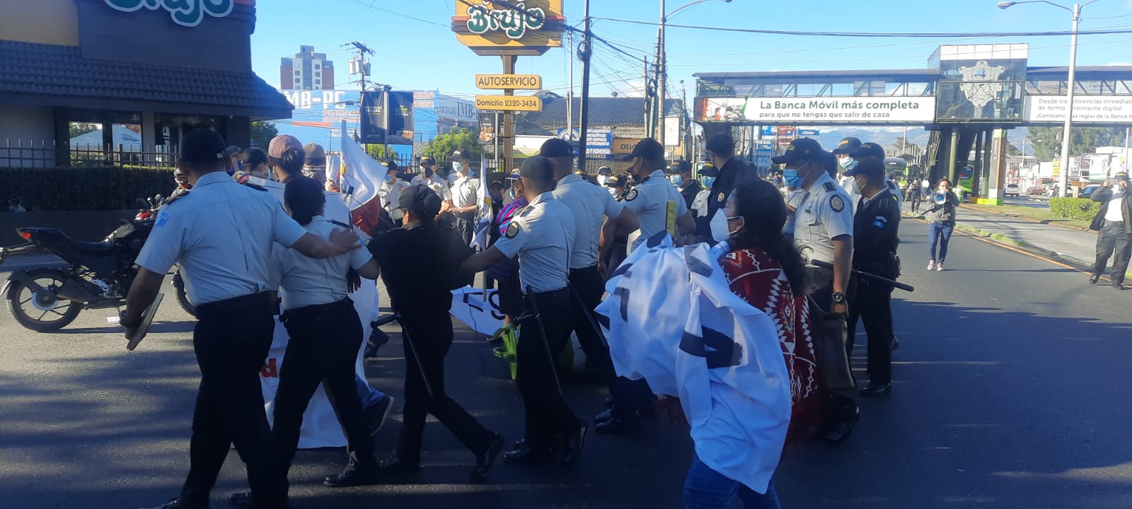 bloqueo de Codeca en calzada Aguilar Batres